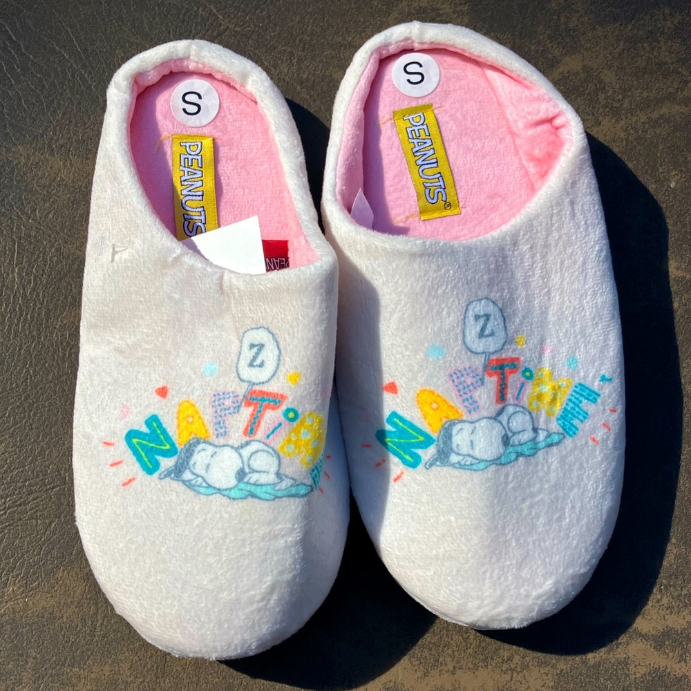 Adorable Peanuts Snoopy “Nap-Time” Slippers